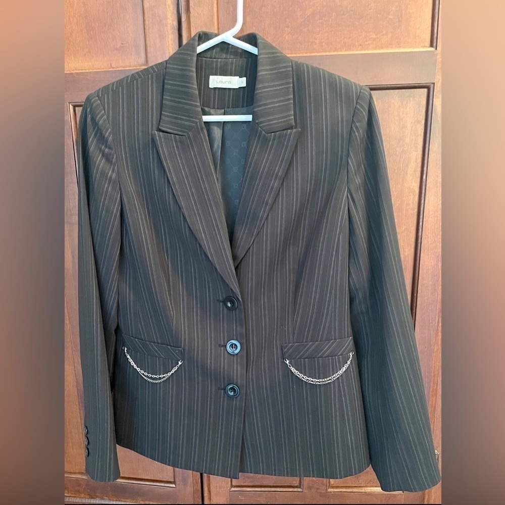 𝅺J11 - 2 pc Pinstriped suit. Blazer and pant.